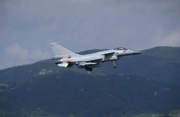 J-10: Οι Κινέζοι δεν… αστειεύθηκαν με την τρομακτική βελτίωση του μαχητικού αεροσκάφους (βίντεο)